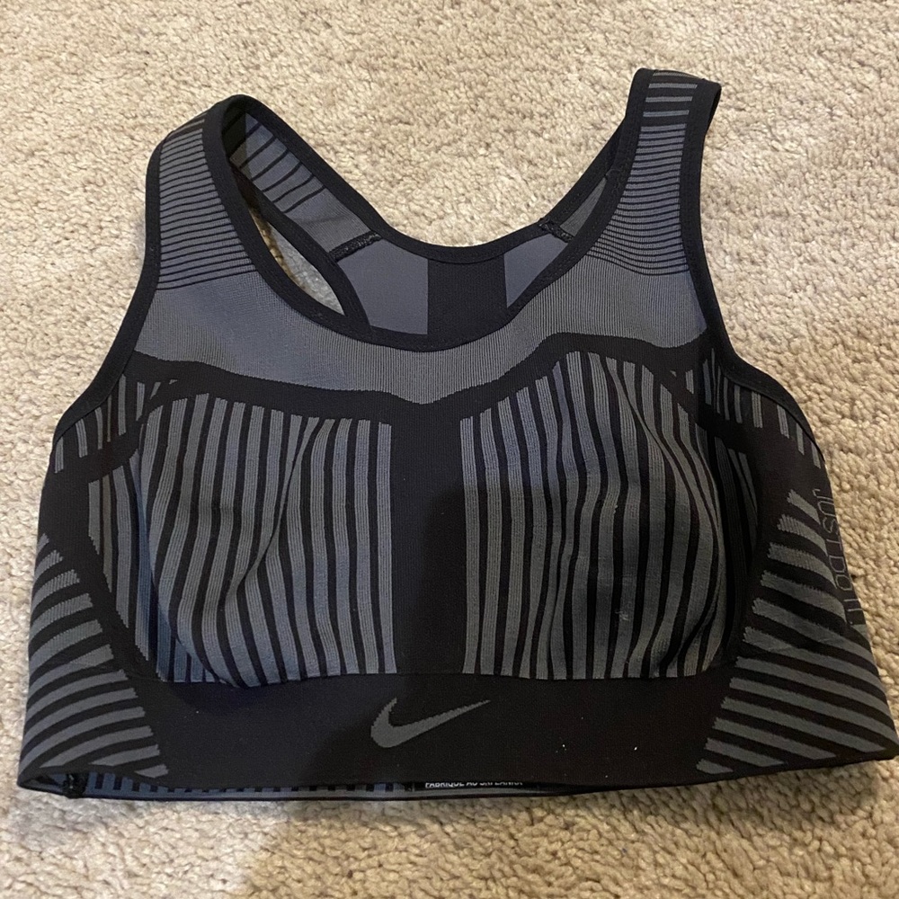 LAST CHANCE Nike sports bra size small